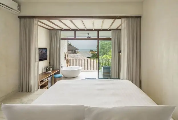 Superior Seaview (24-Hours Use of Room)