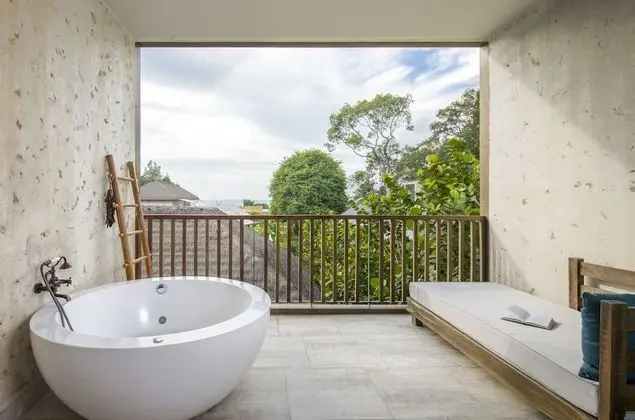 Superior Seaview (24-Hours Use of Room)