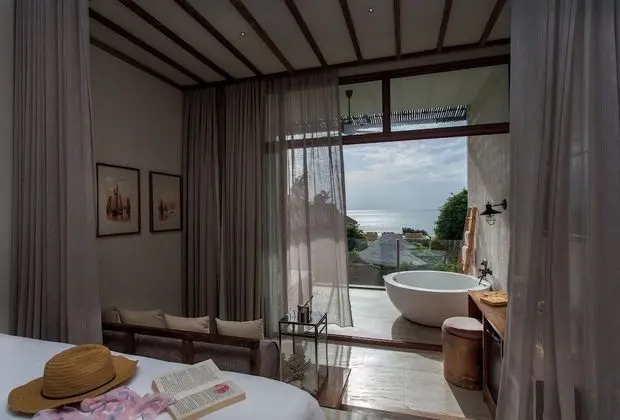 Superior Seaview (24-Hours Use of Room)