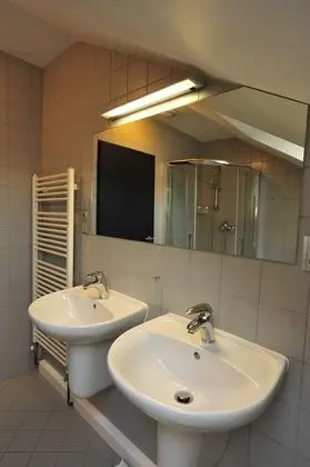 Economy Üç Kişilik Oda, Ortak Banyo