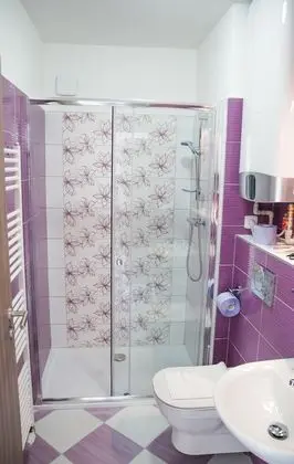 Tek Büyük Yataklı Oda, Banyolu/Duşlu