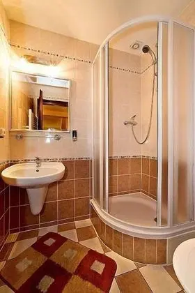 Tek Büyük veya İki Ayrı Yataklı Oda (  P4)