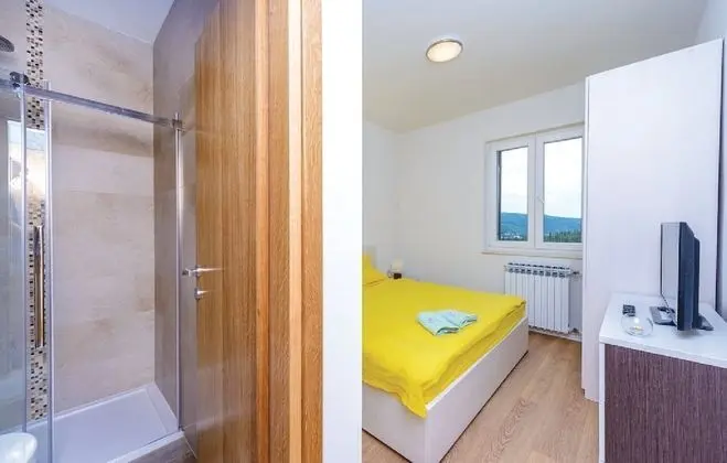 Villa (Five-Bedroom Villa with Terrace and S)