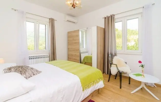 Villa (Five-Bedroom Villa with Terrace and S)