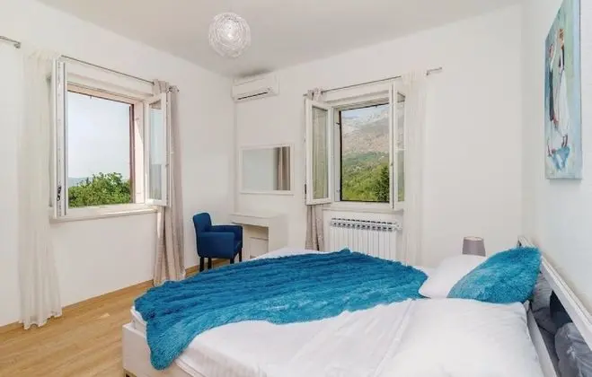 Villa (Five-Bedroom Villa with Terrace and S)