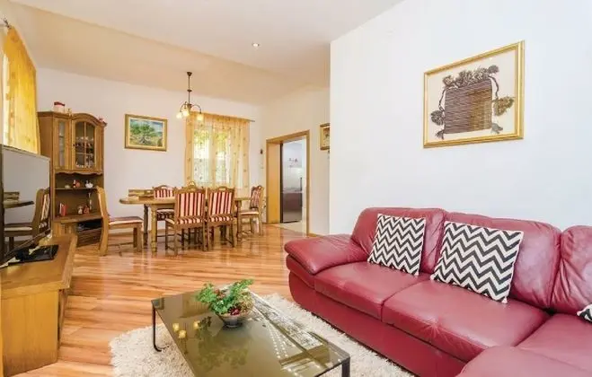 Villa (Five-Bedroom Villa with Terrace and S)