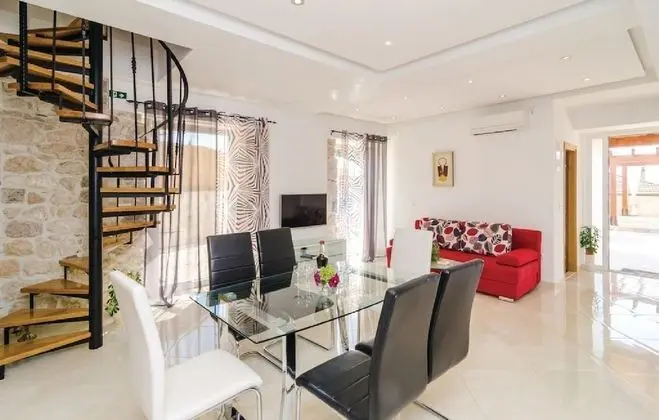 Villa (Five-Bedroom Villa with Terrace and S)