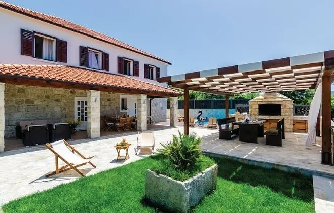 Villa (Five-Bedroom Villa with Terrace and S)