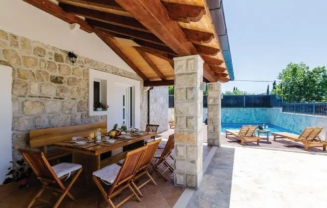 Villa (Five-Bedroom Villa with Terrace and S)