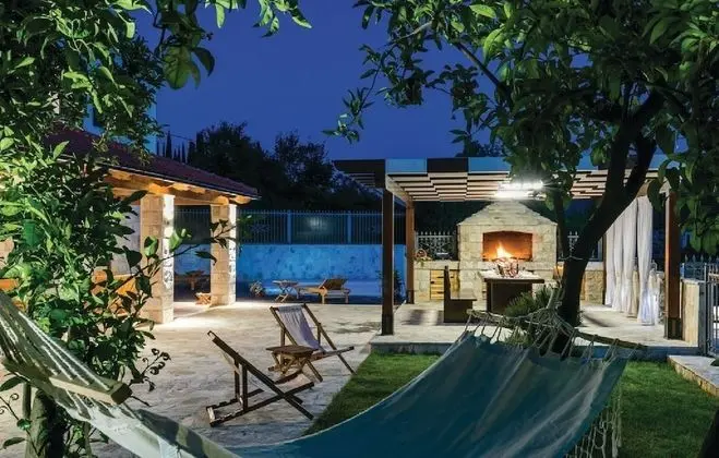 Villa (Five-Bedroom Villa with Terrace and S)