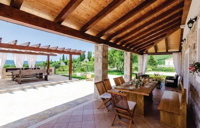 Villa (Five-Bedroom Villa with Terrace and S)