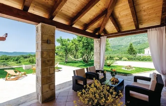 Villa (Five-Bedroom Villa with Terrace and S)