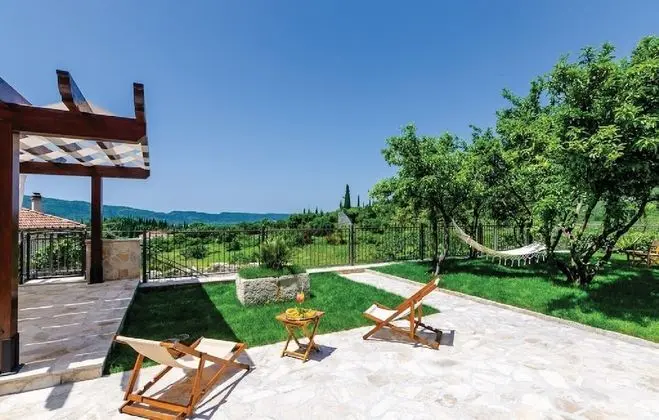 Villa (Five-Bedroom Villa with Terrace and S)