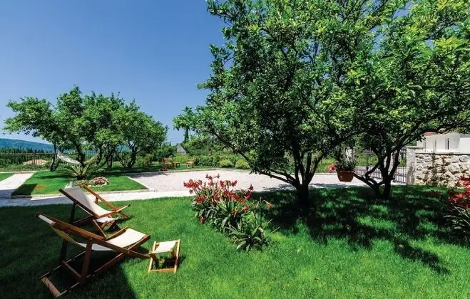 Villa (Five-Bedroom Villa with Terrace and S)