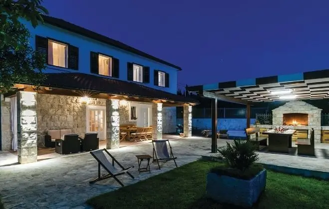 Villa (Five-Bedroom Villa with Terrace and S)