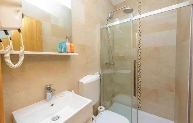 Villa (Five-Bedroom Villa with Terrace and S)