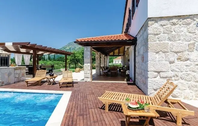 Villa (Five-Bedroom Villa with Terrace and S)