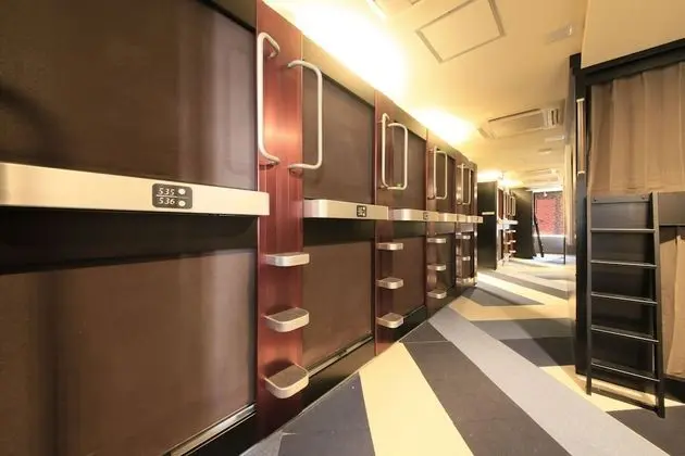Standard Kulübe, Sadece erkekler için (Capsule Room, Lower Level, Male Only)