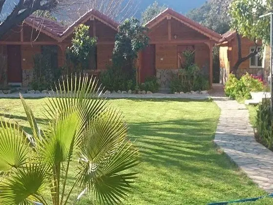Triple, Bahçe Manzaralı