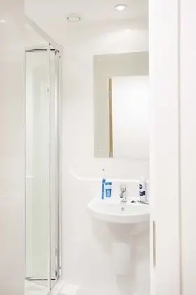 Tek Büyük Yataklı Oda (3/4 Size Small Double Bed)
