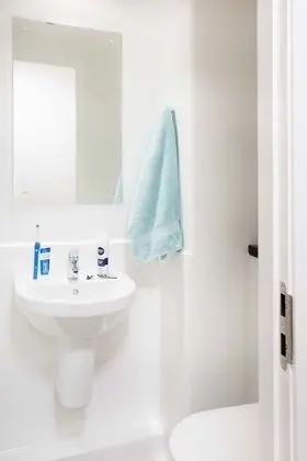Tek Büyük Yataklı Oda (3/4 Size Small Double Bed)