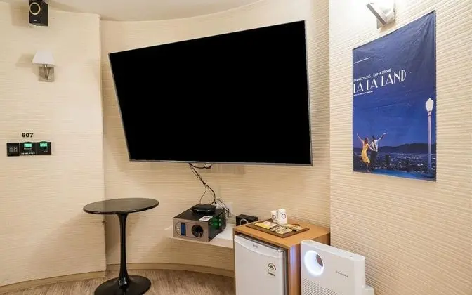 Oda (CINEMA (75-inch Smart TV Netflix & Ot)