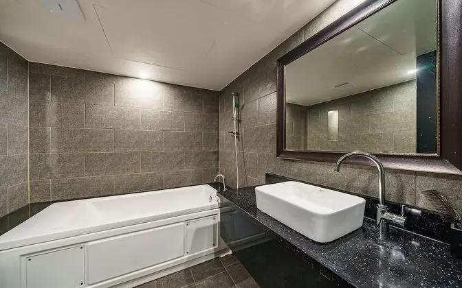 Oda (Suite (Netflix Available 55-inch TV 1)