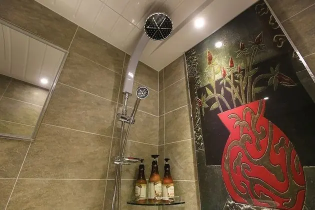 Oda (Deluxe rooms (Netflix YouTube availab)