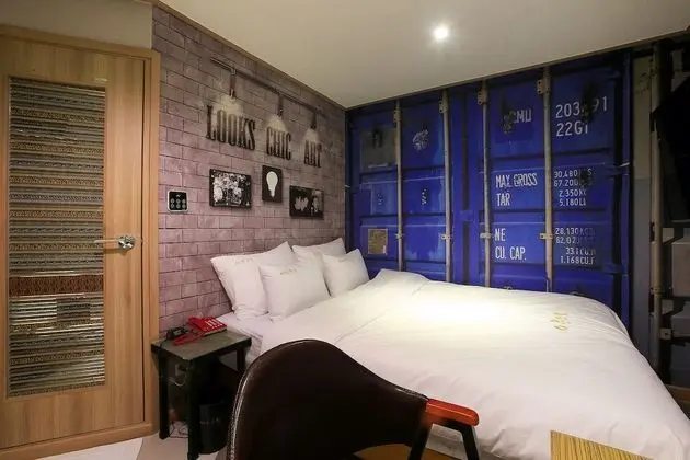 Oda (Deluxe rooms (Netflix YouTube availab)