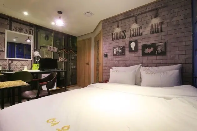 Oda (Deluxe rooms (Netflix YouTube availab)