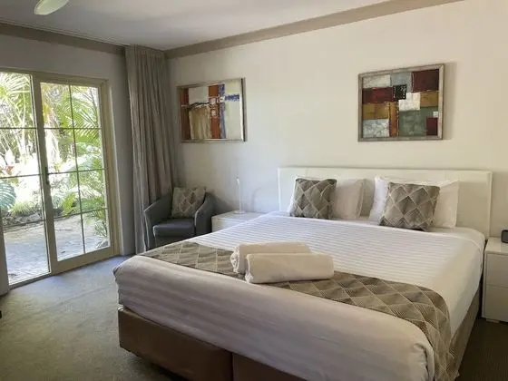 Executive King Spa Courtyard