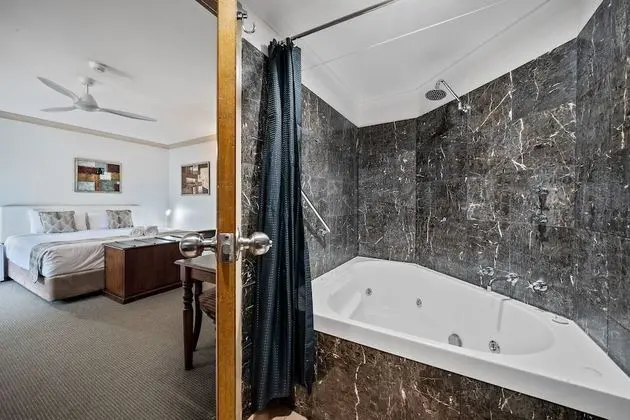 Executive King Spa Courtyard