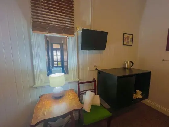 İki Ayrı Yataklı Oda, Ortak Banyo