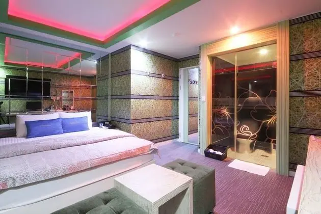 Oda (One room One week Drive in)