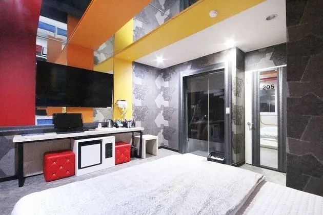 Oda (One room One week Drive in)