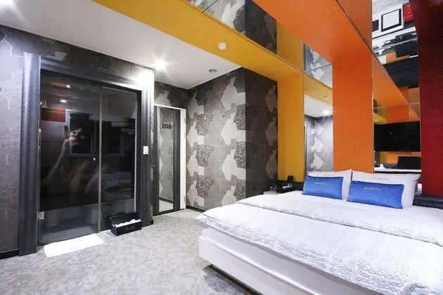 Oda (One room One week Drive in)