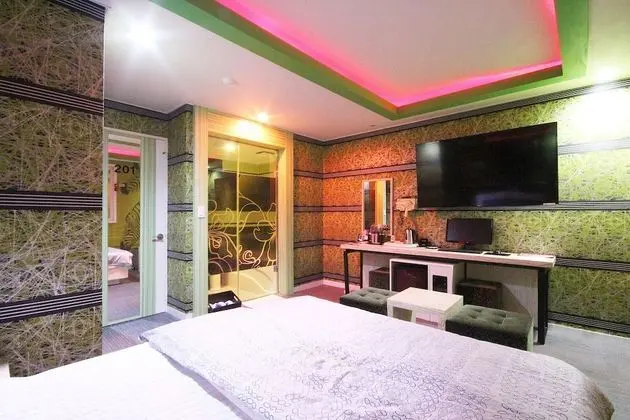 Oda (One room One week Drive in)