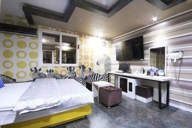 Oda (One room One week Drive in)