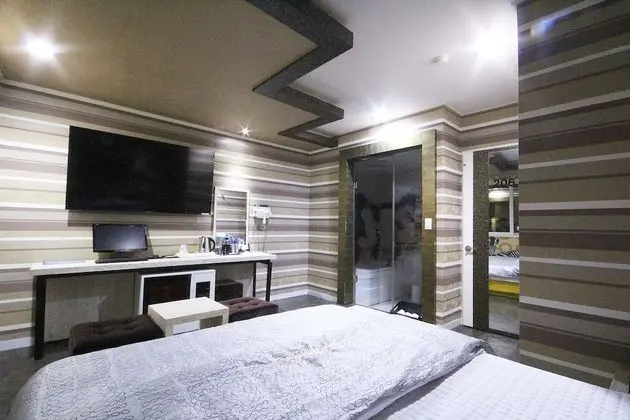 Oda (One room One week Drive in)