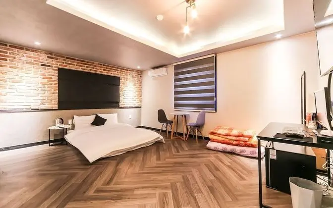 Oda (Ondol (spa+65-inch large TV available)