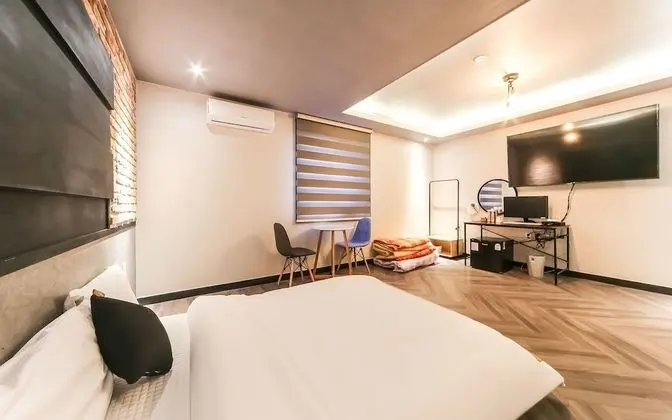 Oda (Ondol (spa+65-inch large TV available)