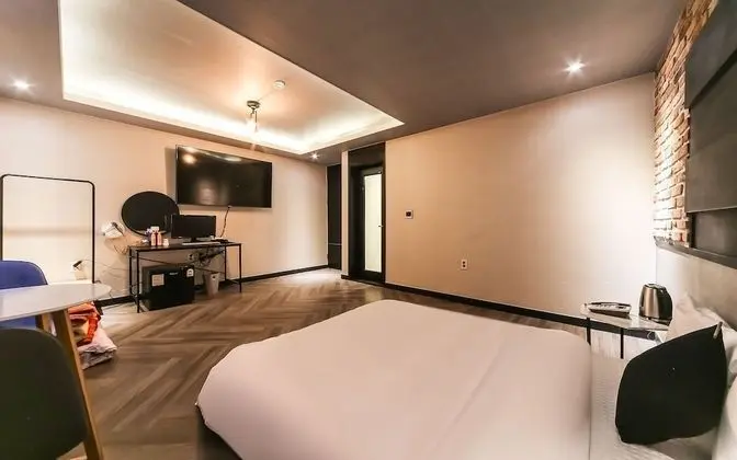 Oda (Ondol (spa+65-inch large TV available)