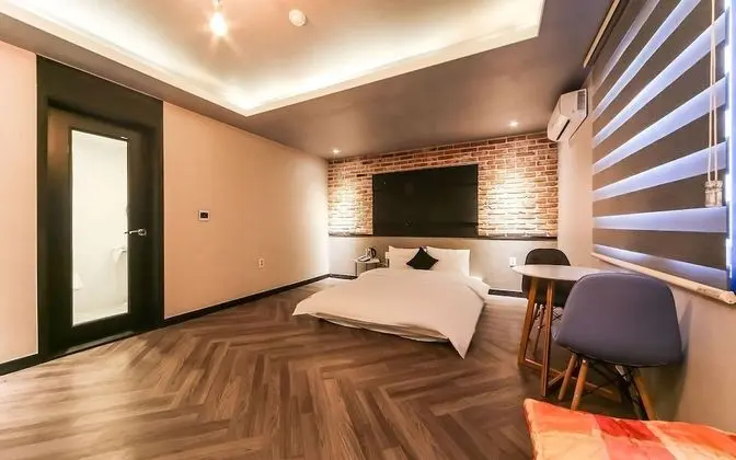 Oda (Ondol (spa+65-inch large TV available)