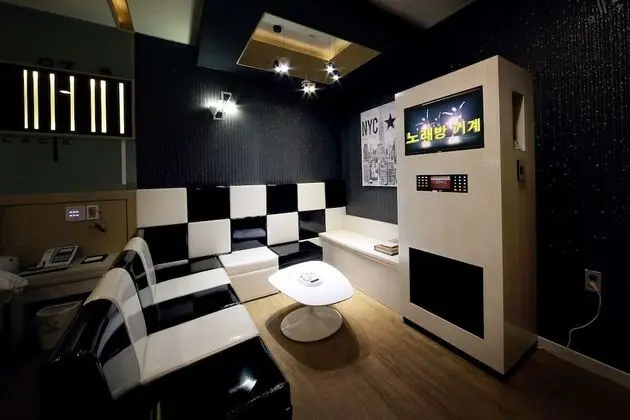 Oda (VIP (karaoke room Netflix available b)
