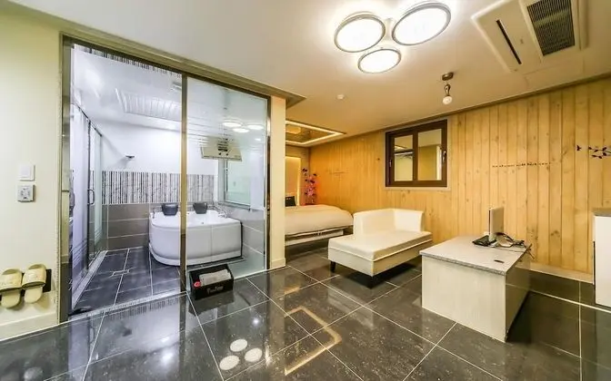 Oda (VIP (air purifier whirlpool bathtub))
