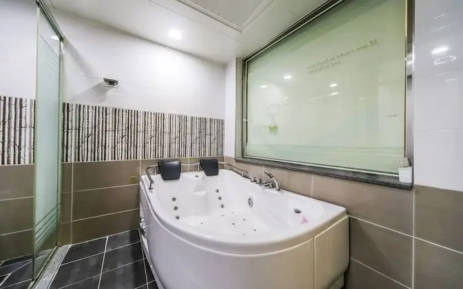 Oda (VIP (air purifier whirlpool bathtub))