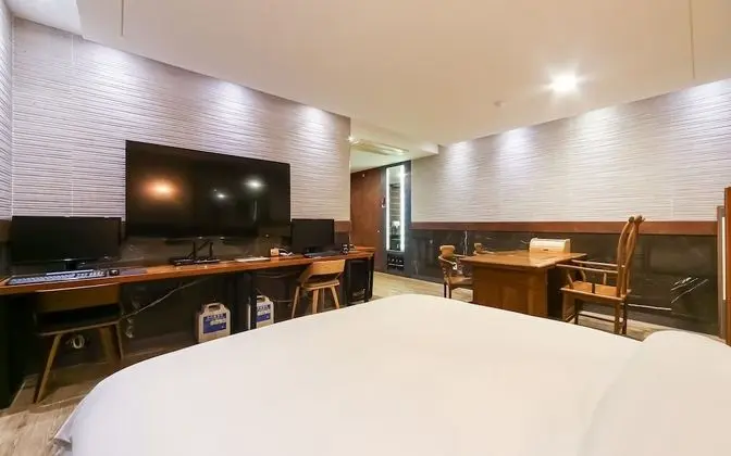 Oda (Suite (Styler Terrace Couple PC Netfl)