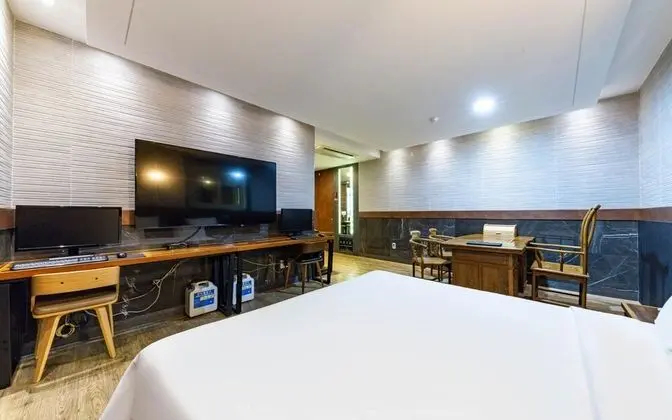 Oda (Suite (Styler Terrace Couple PC Netfl)