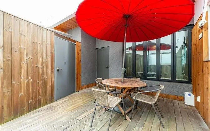 Oda (Suite (Styler Terrace Couple PC Netfl)