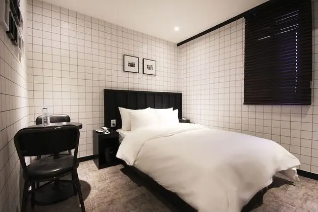 Oda (Standard (air purifier Netflix availa)